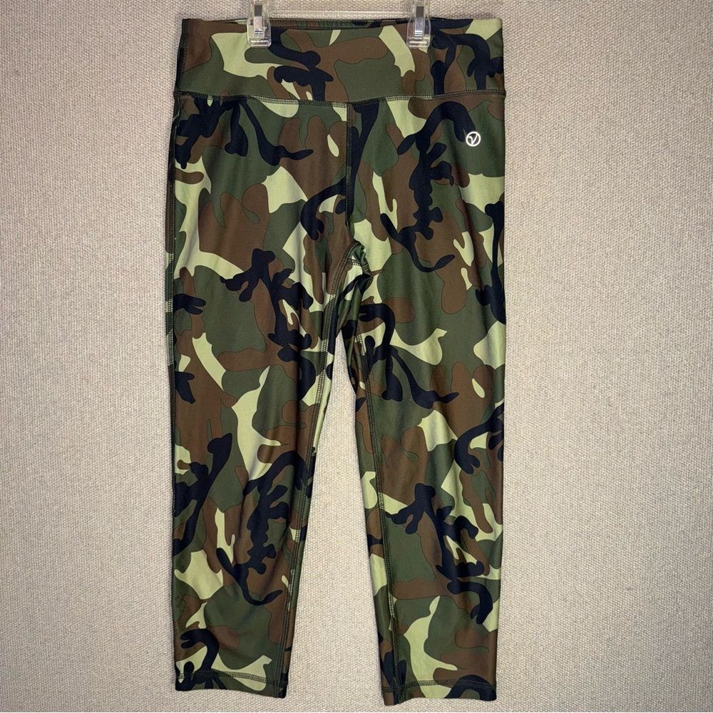 Vogo Athletica size small women's capri length legging in a camouflage print